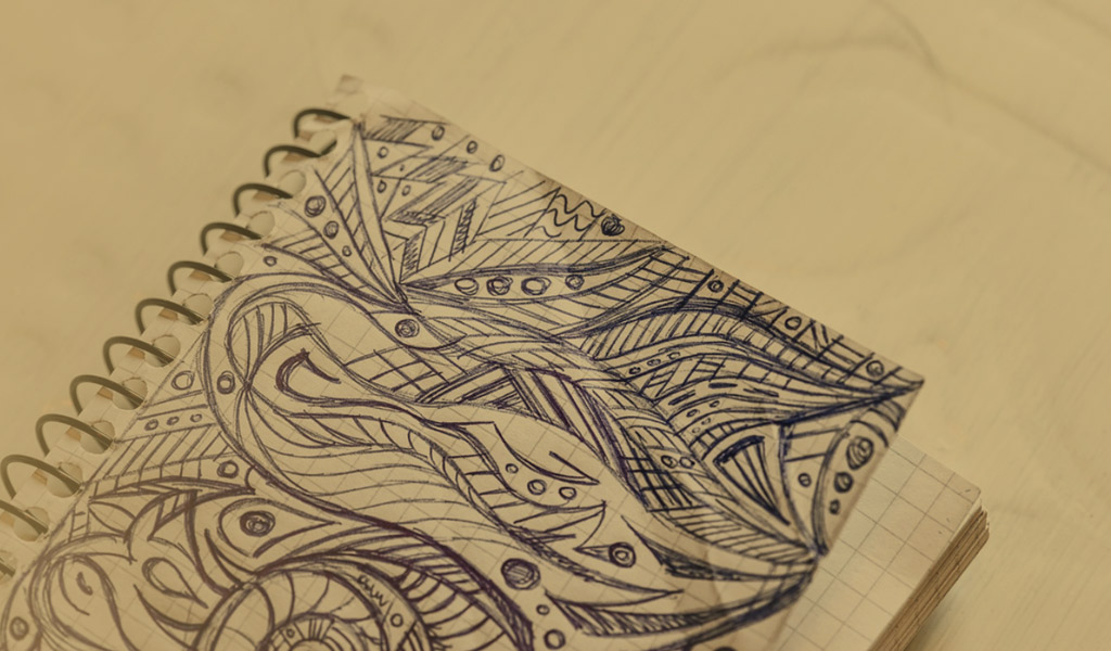 Le Zentangle et la sophrologie se rejoignent dans une approche de relaxation active par le geste et la concentration. En sophrologie, la respiration et la visualisation permettent de calmer l’esprit et d’ancrer l’instant présent. Le Zentangle, quant à lui, est un dessin spontané basé sur la répétition de motifs simples, favorisant la pleine conscience et la libération des tensions.

En combinant ces deux pratiques, on associe souffle, mouvement et créativité pour atteindre un état de détente profonde. Chaque trait devient un ancrage, chaque motif une méditation en soi, permettant de lâcher prise et de cultiver sérénité et concentration.